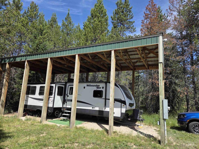 Remarkable property ready for you to camp, RV or build. 1.5 flat - photo 4