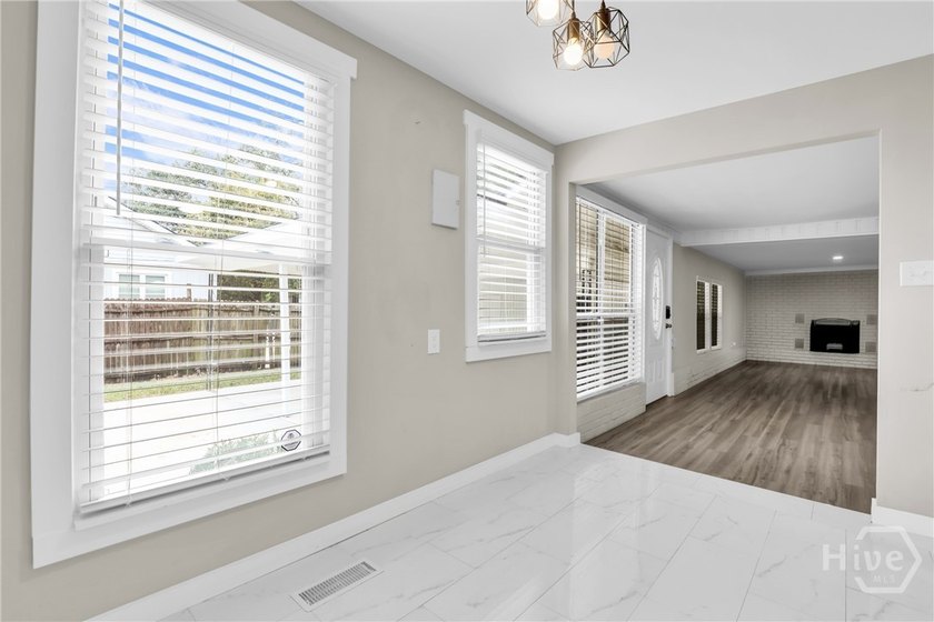 Charming Updated Bungalow with studio apartment on 3 Lots! - photo 11