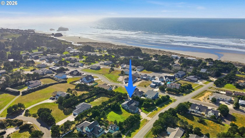 A standout custom-built, single-level Craftsman in Bandon - photo 2
