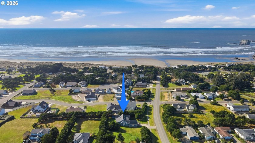 A standout custom-built, single-level Craftsman in Bandon - photo 3
