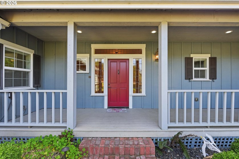A standout custom-built, single-level Craftsman in Bandon - photo 5