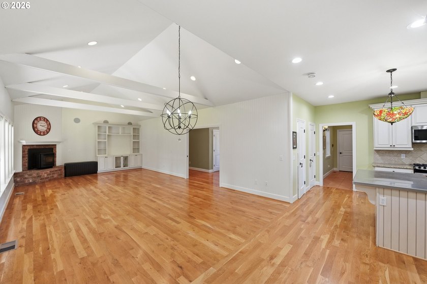 A standout custom-built, single-level Craftsman in Bandon - photo 8