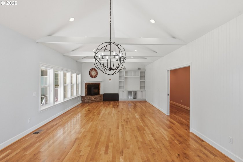 A standout custom-built, single-level Craftsman in Bandon - photo 9