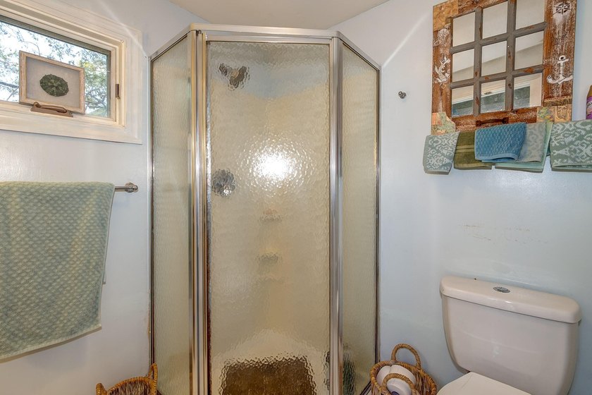 SELLER SAYS SELL!! NEW ROOF, NEW HVAC with NEW DUCTWORK-- heavy - photo 15