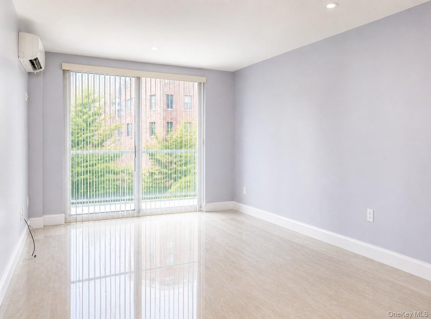 Beautiful luxury one-bedroom, one-bath condo with private - photo 2