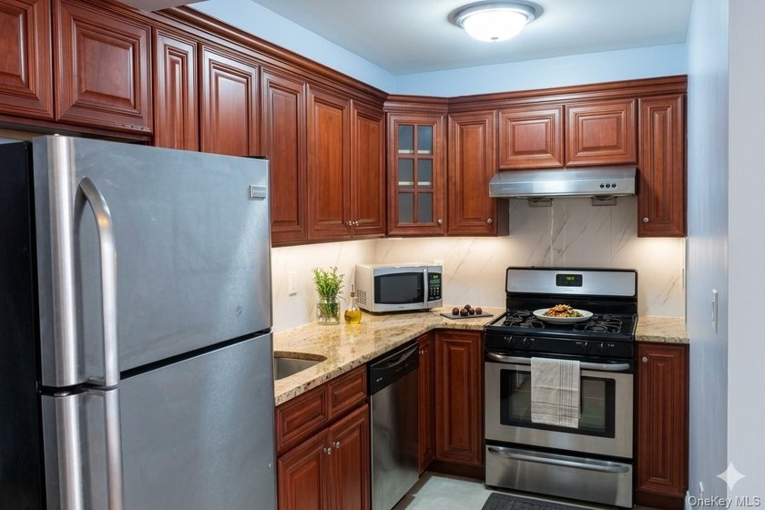 Beautiful luxury one-bedroom, one-bath condo with private - photo 4