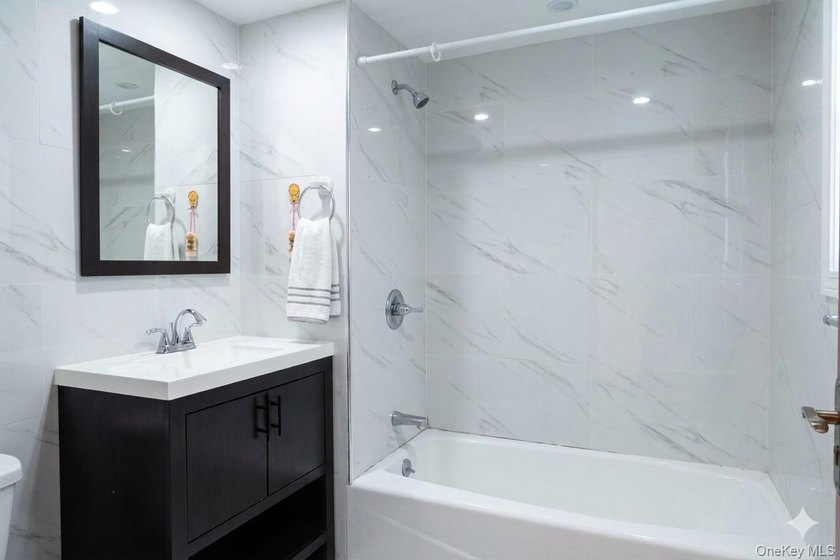 Beautiful luxury one-bedroom, one-bath condo with private - photo 6