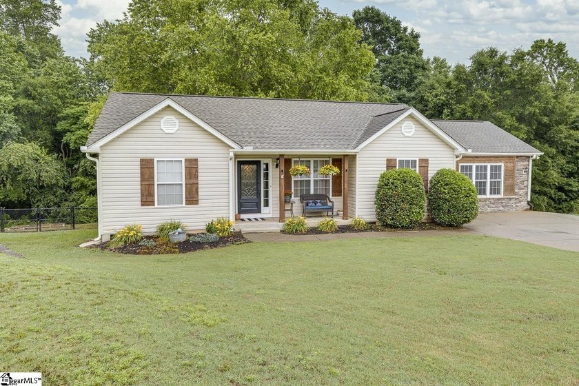 PRICE IMPROVEMENT! Adorable home on a cul-de-sac with .58 0f an - photo 3