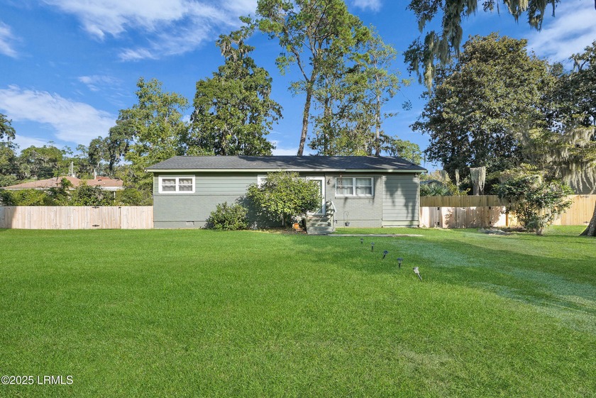 Welcome to this cozy 3-bedroom, 1-bath home offering both - photo 2