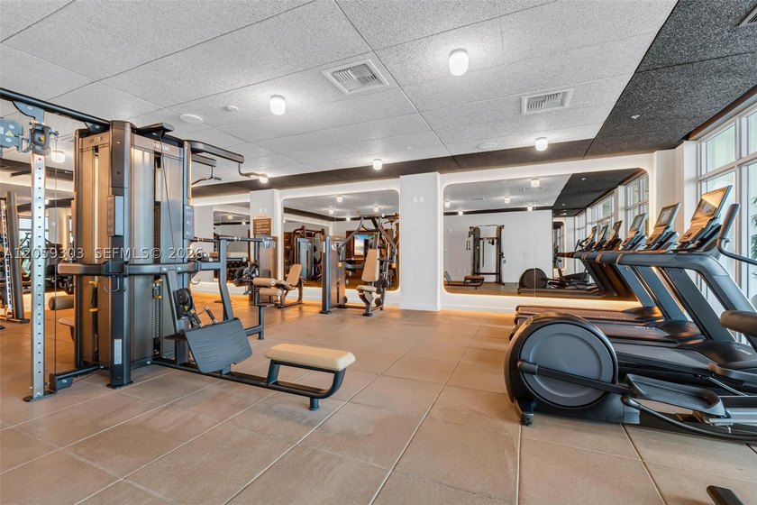 This beautifully fully furnished and equipped studio is move-in - photo 11