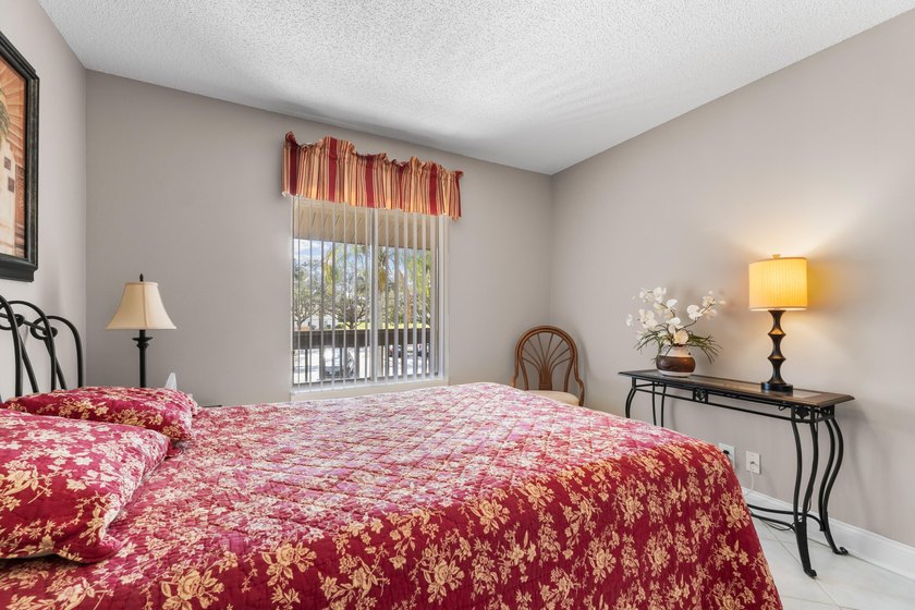 Great location in Jupiter near Public Golf, shopping, dining - photo 15