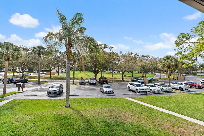 Great location in Jupiter near Public Golf, shopping, dining - photo 18