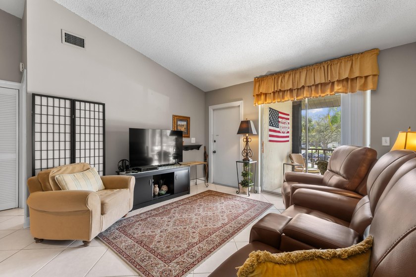 Great location in Jupiter near Public Golf, shopping, dining - photo 19