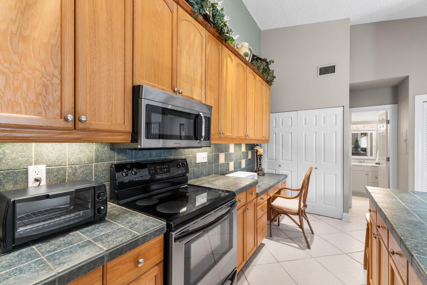 Great location in Jupiter near Public Golf, shopping, dining - photo 24