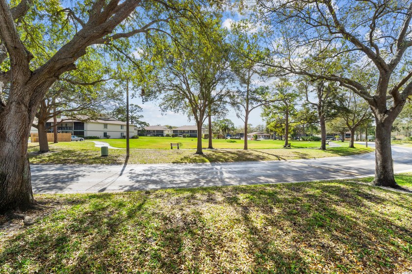 Great location in Jupiter near Public Golf, shopping, dining - photo 28