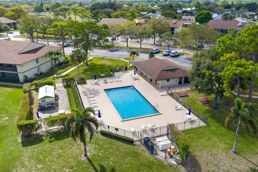 Great location in Jupiter near Public Golf, shopping, dining - photo 29