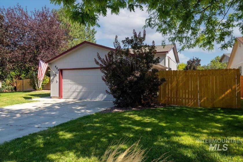 Location Location! This corner lot, brick home lives larger than - photo 2
