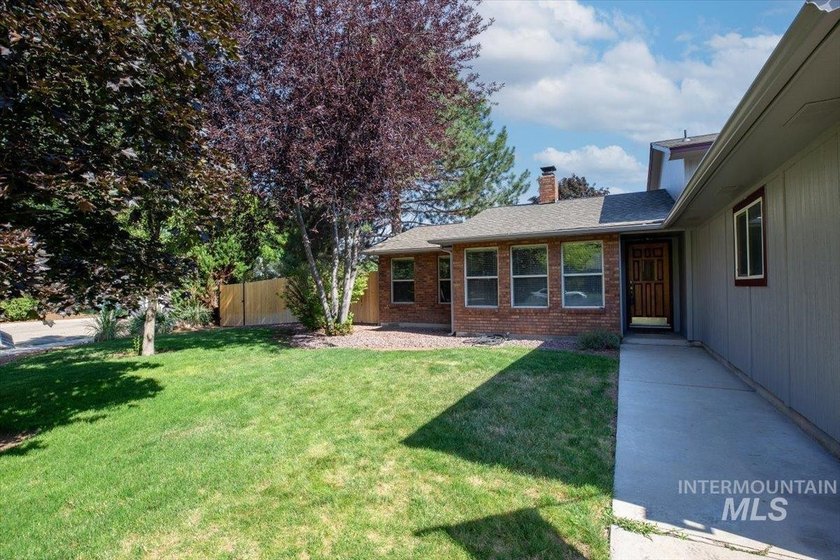 Location Location! This corner lot, brick home lives larger than - photo 3
