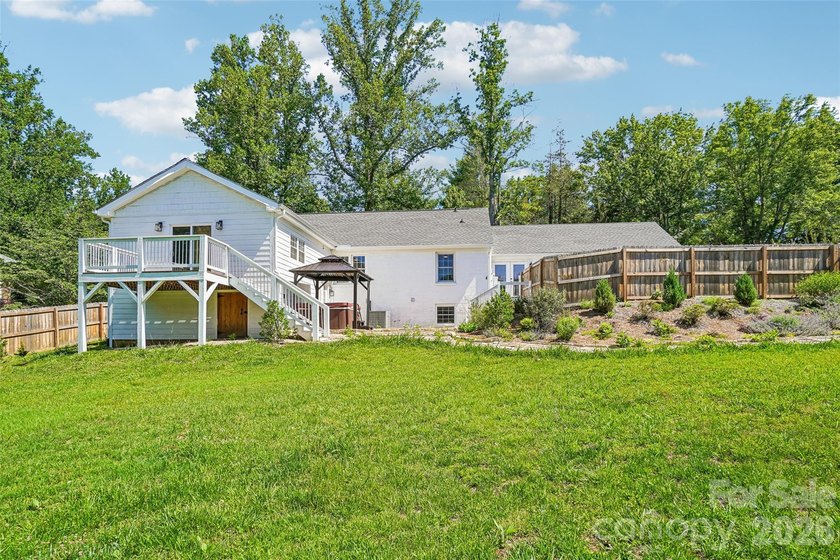 Tucked behind a storybook gravel path and cottage garden in one - photo 5
