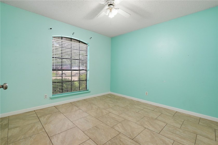 Spacious 4-Bedroom Home- Prime Location. Ideally situated just - photo 20