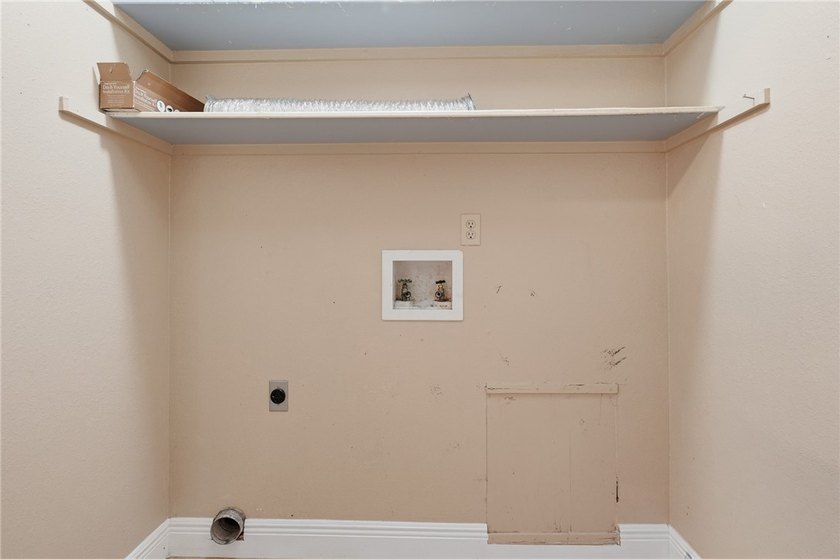 Spacious 4-Bedroom Home- Prime Location. Ideally situated just - photo 22