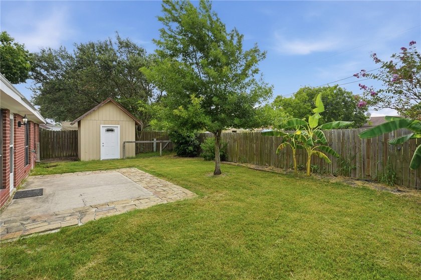 Spacious 4-Bedroom Home- Prime Location. Ideally situated just - photo 24