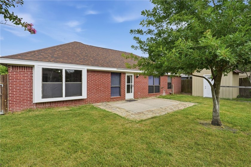 Spacious 4-Bedroom Home- Prime Location. Ideally situated just - photo 25
