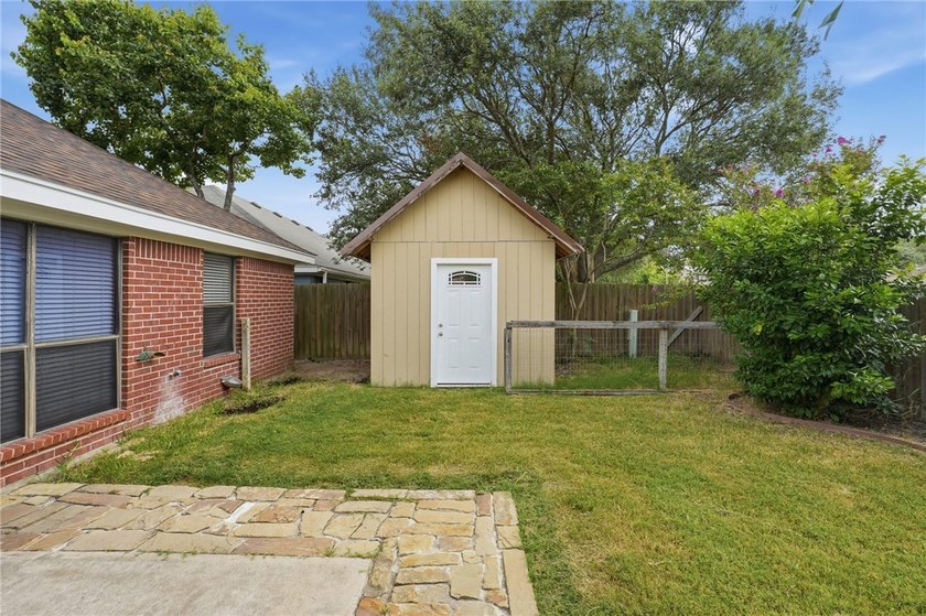 Spacious 4-Bedroom Home- Prime Location. Ideally situated just - photo 26