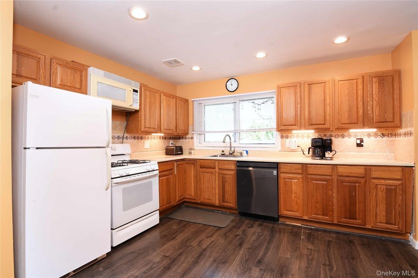 Expanded Ranch offering incredible flexibility! This 1,760 sq ft - photo 3