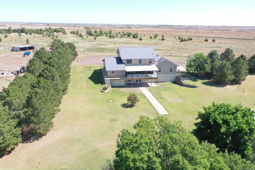 Beautiful custom-built home just 15 minutes south of McCook - photo 9