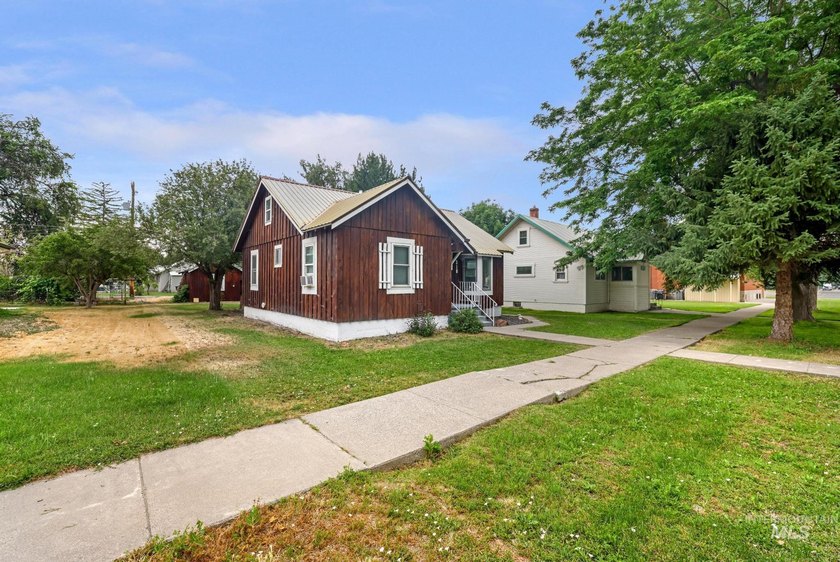 Very clean 3-bedroom, 1-bath home in a quiet neighborhood near - photo 2