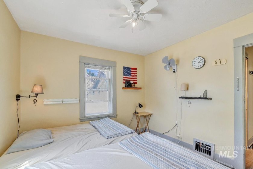 Very clean 3-bedroom, 1-bath home in a quiet neighborhood near - photo 5
