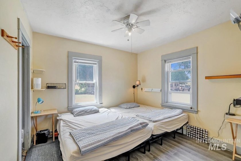 Very clean 3-bedroom, 1-bath home in a quiet neighborhood near - photo 6