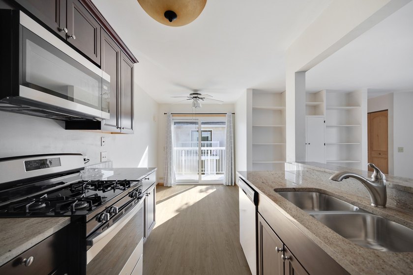 Beautiful 2 bed, 1.5 bath Private entrance 2nd floor unit end - photo 4
