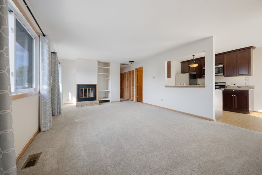 Beautiful 2 bed, 1.5 bath Private entrance 2nd floor unit end - photo 6