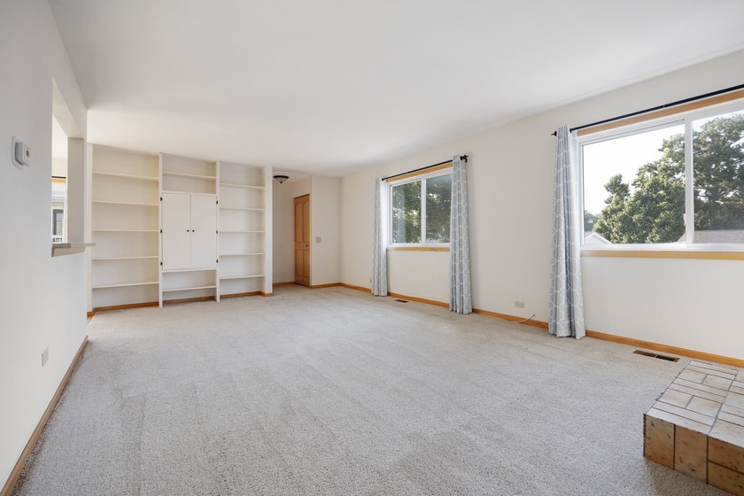 Beautiful 2 bed, 1.5 bath Private entrance 2nd floor unit end - photo 8