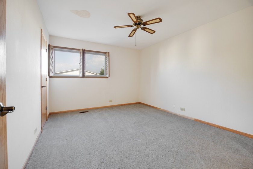 Beautiful 2 bed, 1.5 bath Private entrance 2nd floor unit end - photo 9