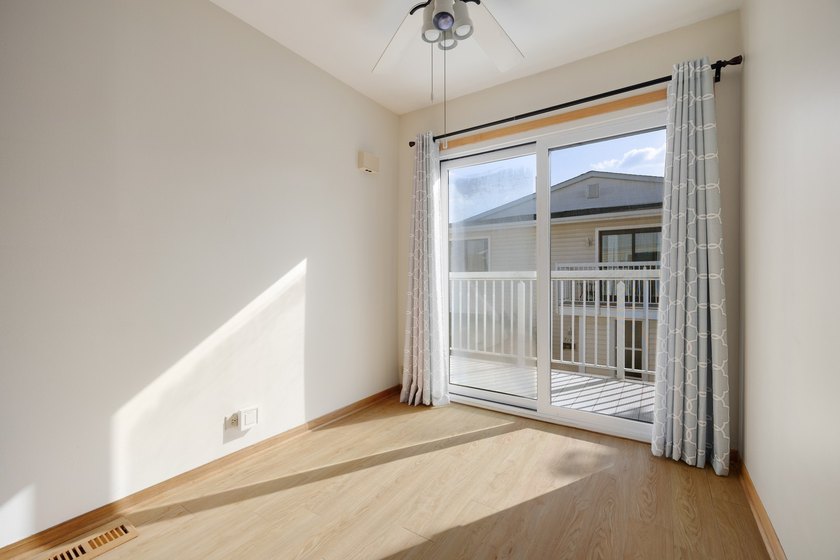 Beautiful 2 bed, 1.5 bath Private entrance 2nd floor unit end - photo 10