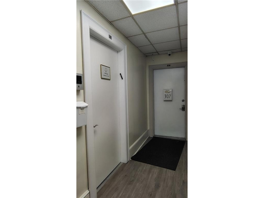 Investment Opportunity! Three Story Mixed-use offices &amp; Retail - photo 10