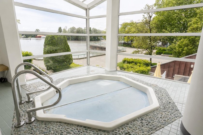 Rare renovated waterfront penthouse with exposure on all 4 sides - photo 23