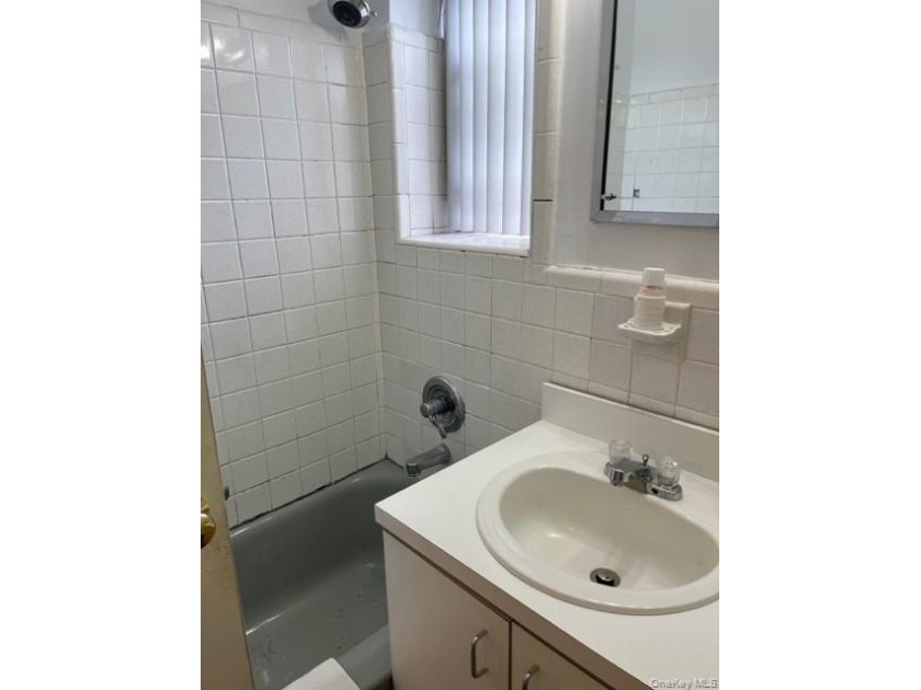 A Lovely ,sunny.well maintained 1 bedroom ,1 bathroom ,galley - photo 6