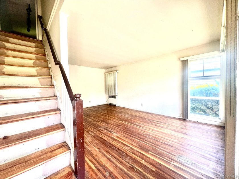 Cape-style home set on a 65x100 lot, offering 3 bedrooms and 2 - photo 2