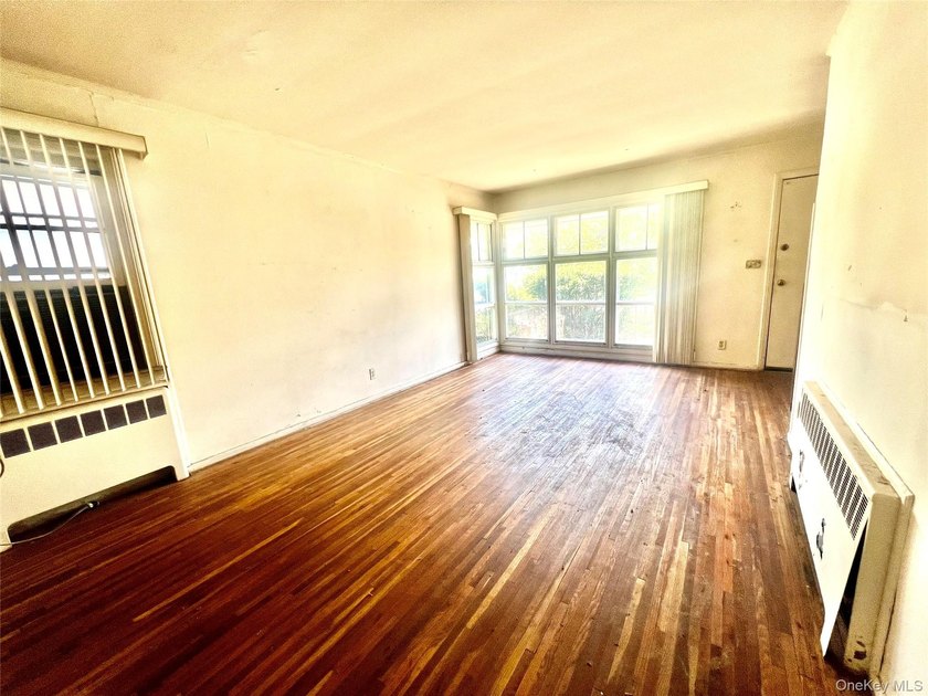 Cape-style home set on a 65x100 lot, offering 3 bedrooms and 2 - photo 3