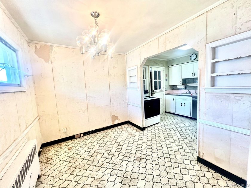 Cape-style home set on a 65x100 lot, offering 3 bedrooms and 2 - photo 4