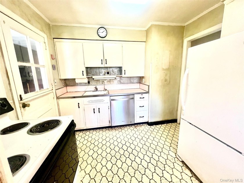 Cape-style home set on a 65x100 lot, offering 3 bedrooms and 2 - photo 5