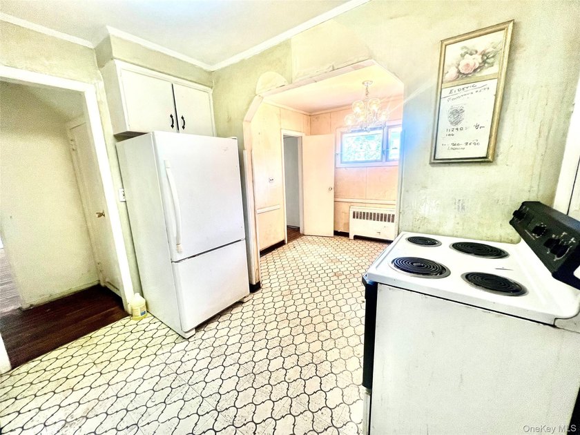 Cape-style home set on a 65x100 lot, offering 3 bedrooms and 2 - photo 6