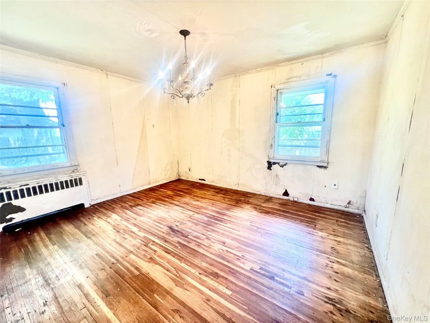 Cape-style home set on a 65x100 lot, offering 3 bedrooms and 2 - photo 7