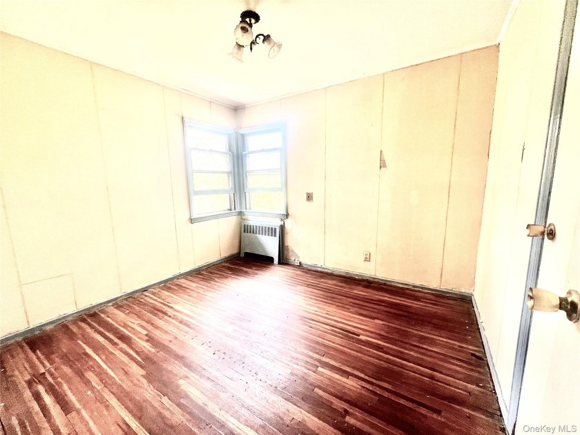 Cape-style home set on a 65x100 lot, offering 3 bedrooms and 2 - photo 8