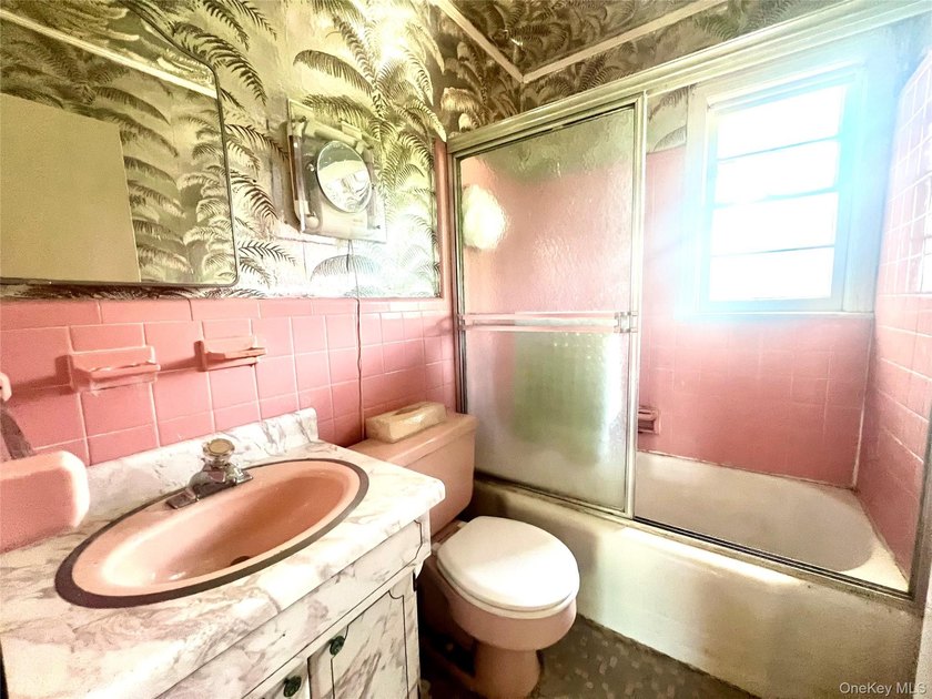 Cape-style home set on a 65x100 lot, offering 3 bedrooms and 2 - photo 9
