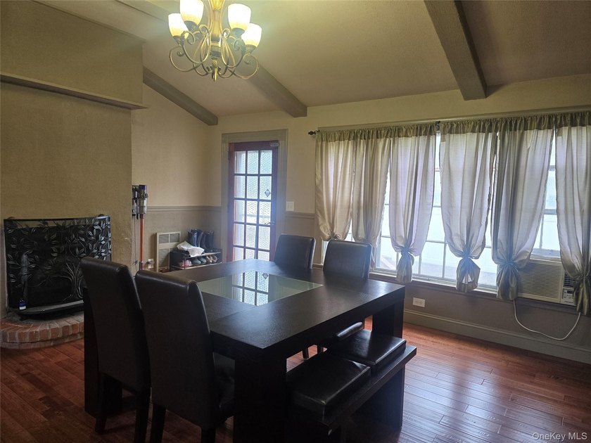 This meticulously maintained house has Victorian style's - photo 13